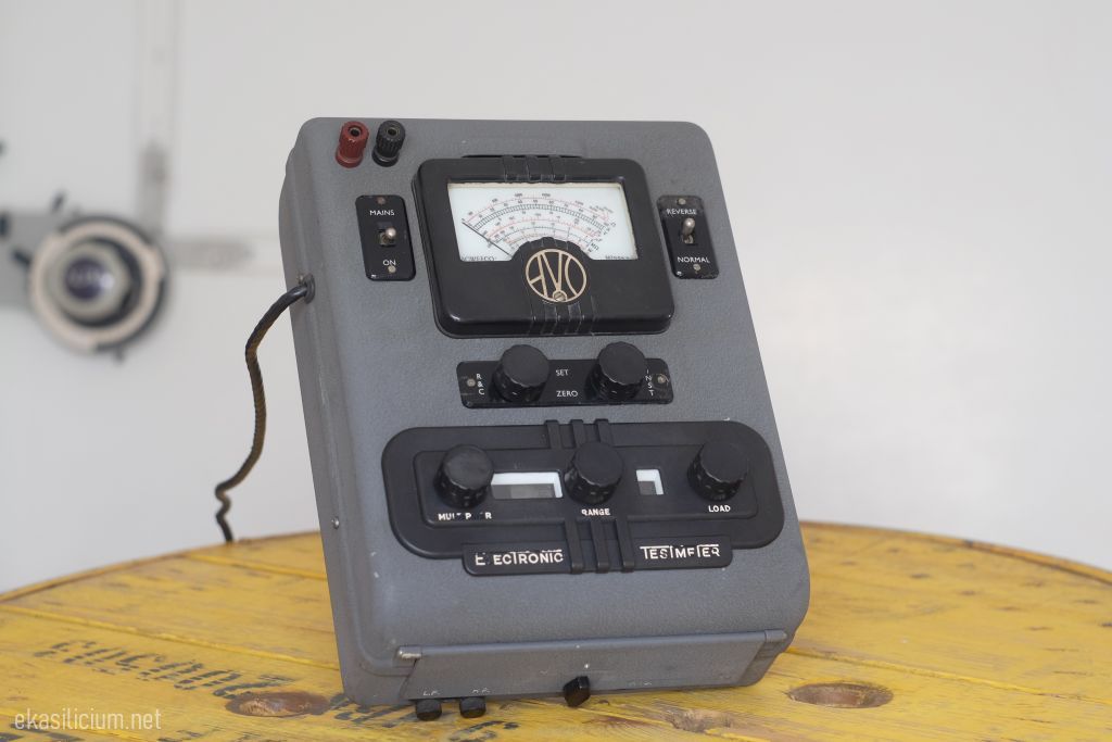 Photo d'un multimetre AVO Electronic Testmeter