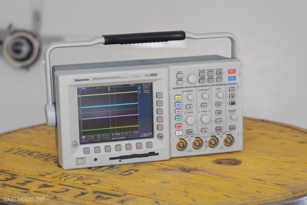Photo d'un oscilloscope Tektronix TSD 3034 B