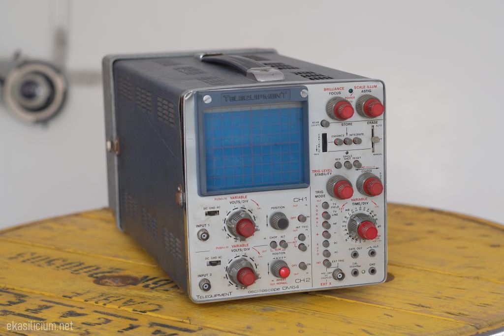 Photo d'un oscilloscope telequipement DM64